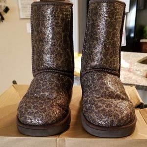 UGG SIZE 9 MINT CONDITION